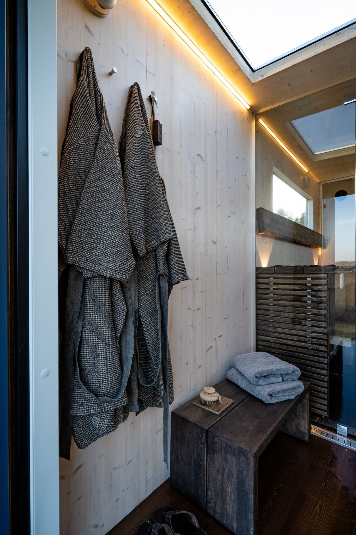 Ripavi Sointu Finnish Outdoor Sauna – Luxury 8-Person Sauna with Shower & Skylight-Ripavi-InHouse Wellness